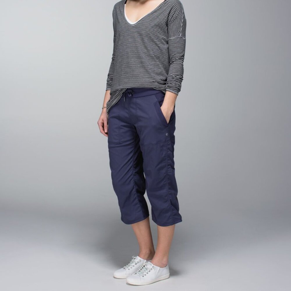 Lululemon - Dance Studio Crop - 6 - Navy Blue - EUC